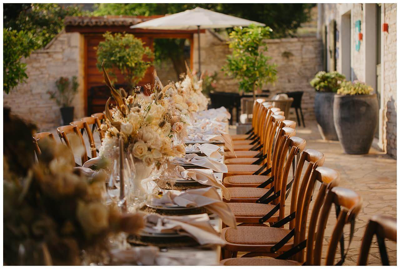 Tischdekoration boho in beige braun weiß und rosa bei einer Hochzeit in Istrien Kroatien
