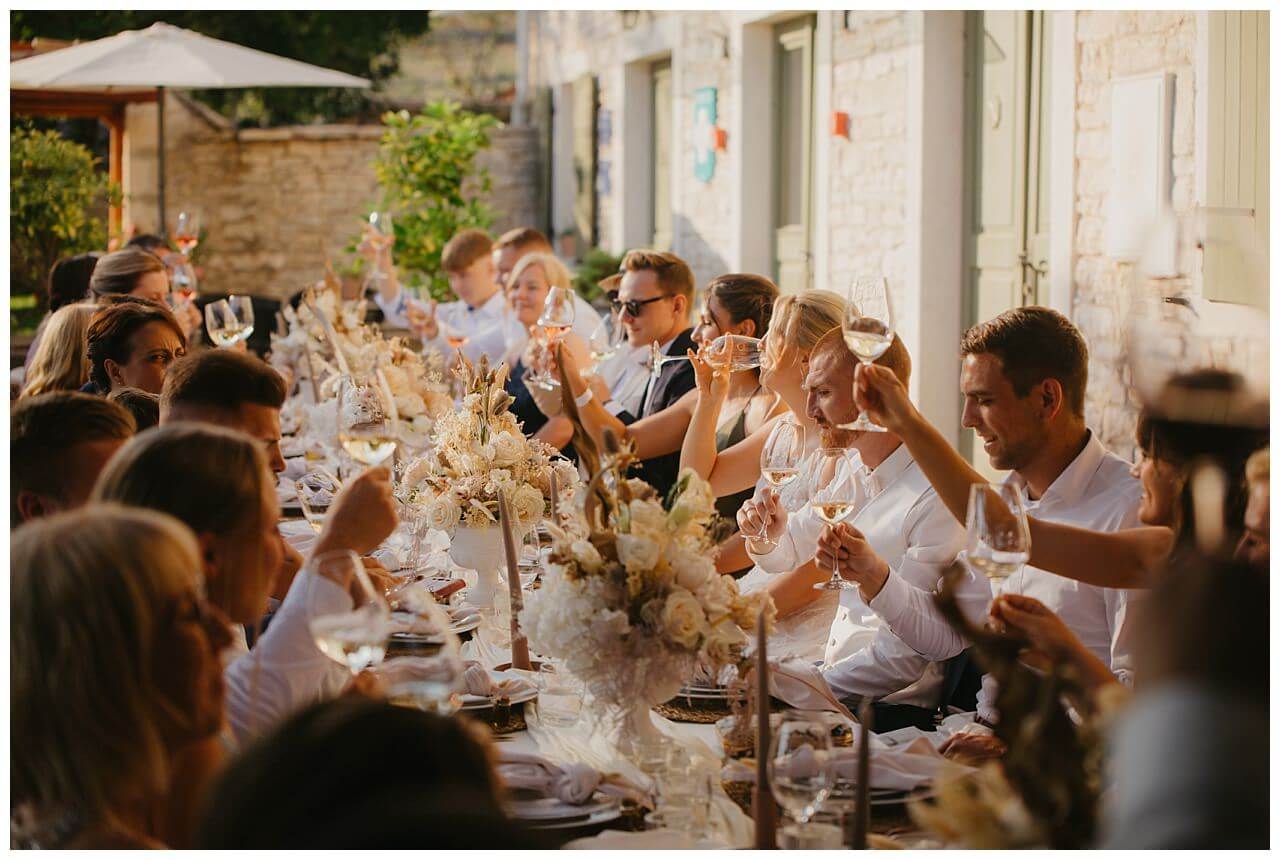 Brautpaar und Gäste am Anstoßen auf eine kleinen Weingut in Istrien Kroatien