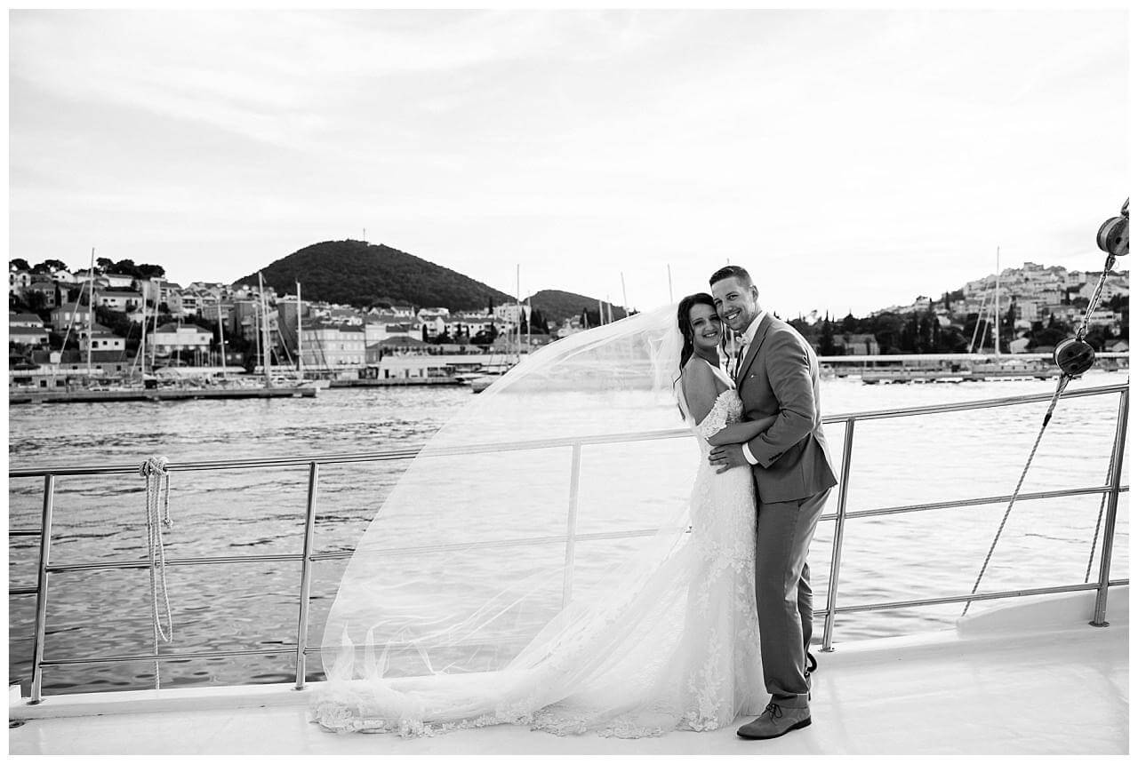 Brautpaar schwarz weiß auf einem Boot in Kroatien in der Stadt Dubrovnik