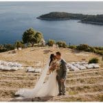 Brautpaar an Klippe mit Blick auf Meer in der nähe der Altars in Kroatien in der Stadt Dubrovnik