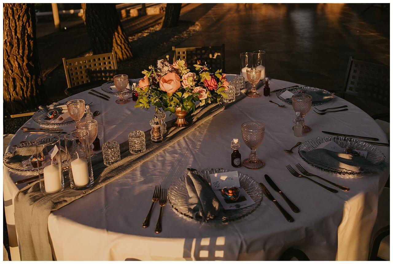 Gedeckter Tisch im Sonnenuntergang mit Glasdekoration bei einer in Kroatien in der Stadt Dubrovnik