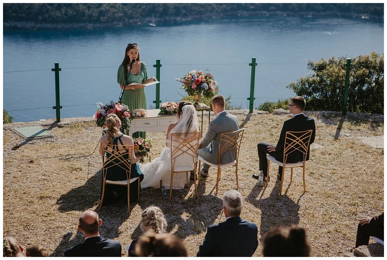 Brautpaar bei freier Trauung an einer Klippe im Amphitheater in Kroatien in der Stadt Dubrovnik