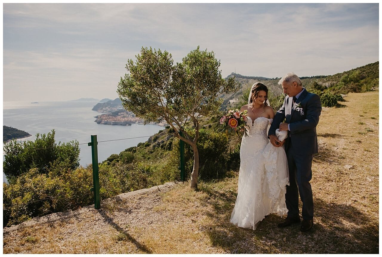 Vater und Braut bei freier Trauung an Klippe mit Blick aufs Meer in Kroatien in der Stadt Dubrovnik