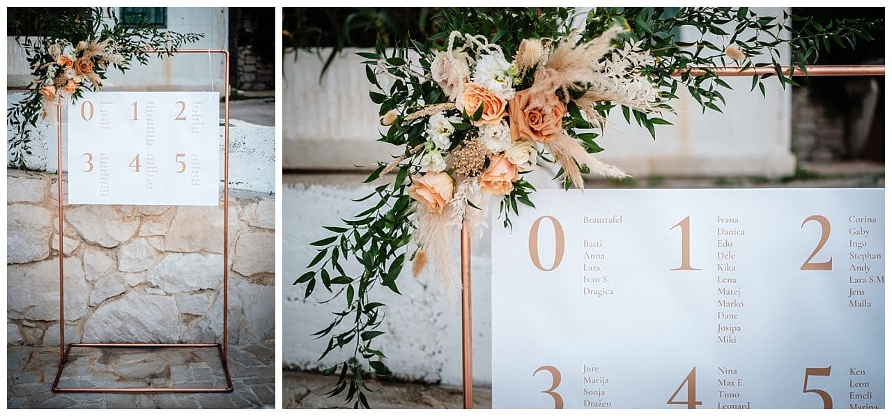 Sitzplan für Hochzeit in Roségold und weiß mit Blumen in orange weiß bei einer Hochzeit in Kroatien