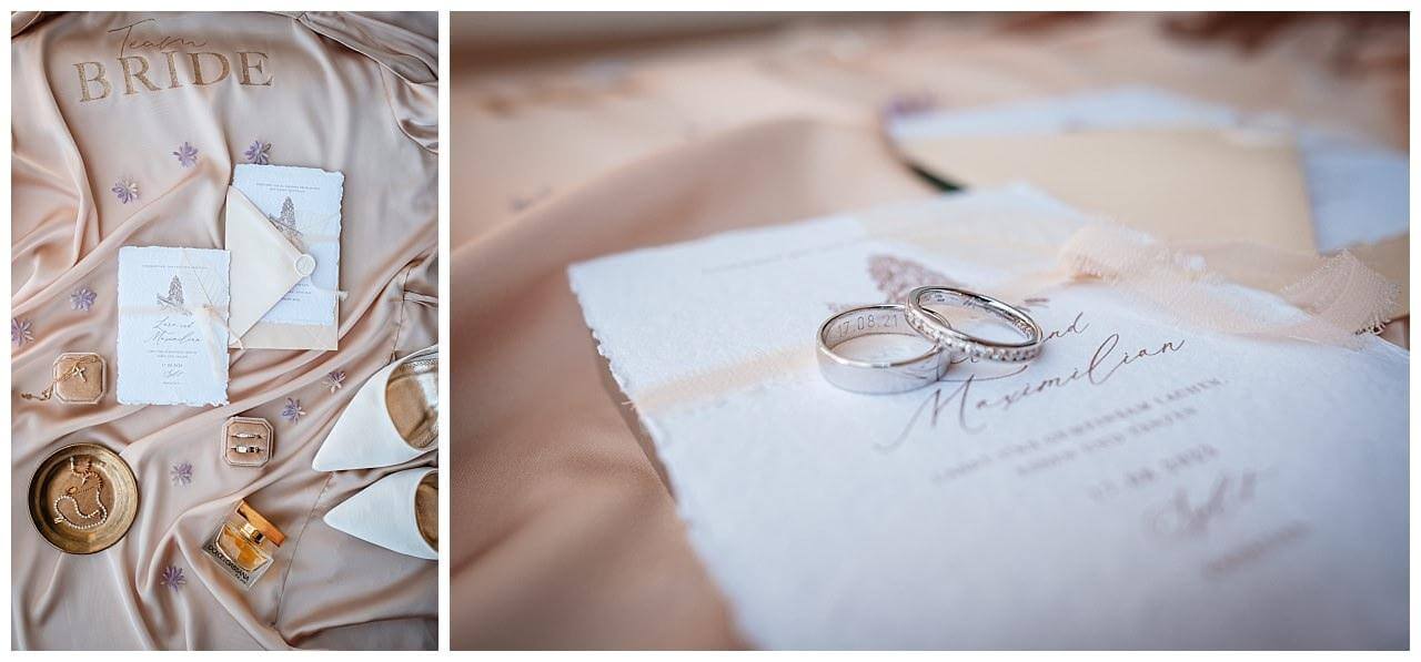Braut Flatlay mit Einladung weiß mit brauner Schrift, Braut schmuck in Gold, Eheringe in Ring Box und Brautschuhe in weiß auf eine Rosa Bademantel bei einer Hochzeit in Kroatien