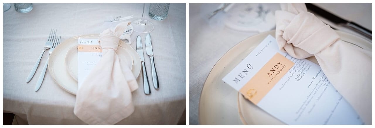 Teller in weiß Serviette in creme weiß und Menü Karte in weiß orange mit schwarzer Schrift bei einer Hochzeit in Kroatien