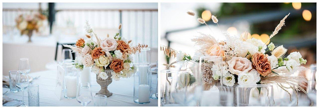 Tischdekoration in weiß mit Blumenstrauß in orange weiß und creme weiß bei einer Hochzeit in Kroatien
