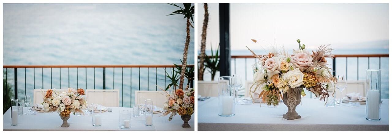 Tischdekoration in weiß mit Blumenstrauß in orange weiß und creme weiß bei einer Hochzeit in Kroatien