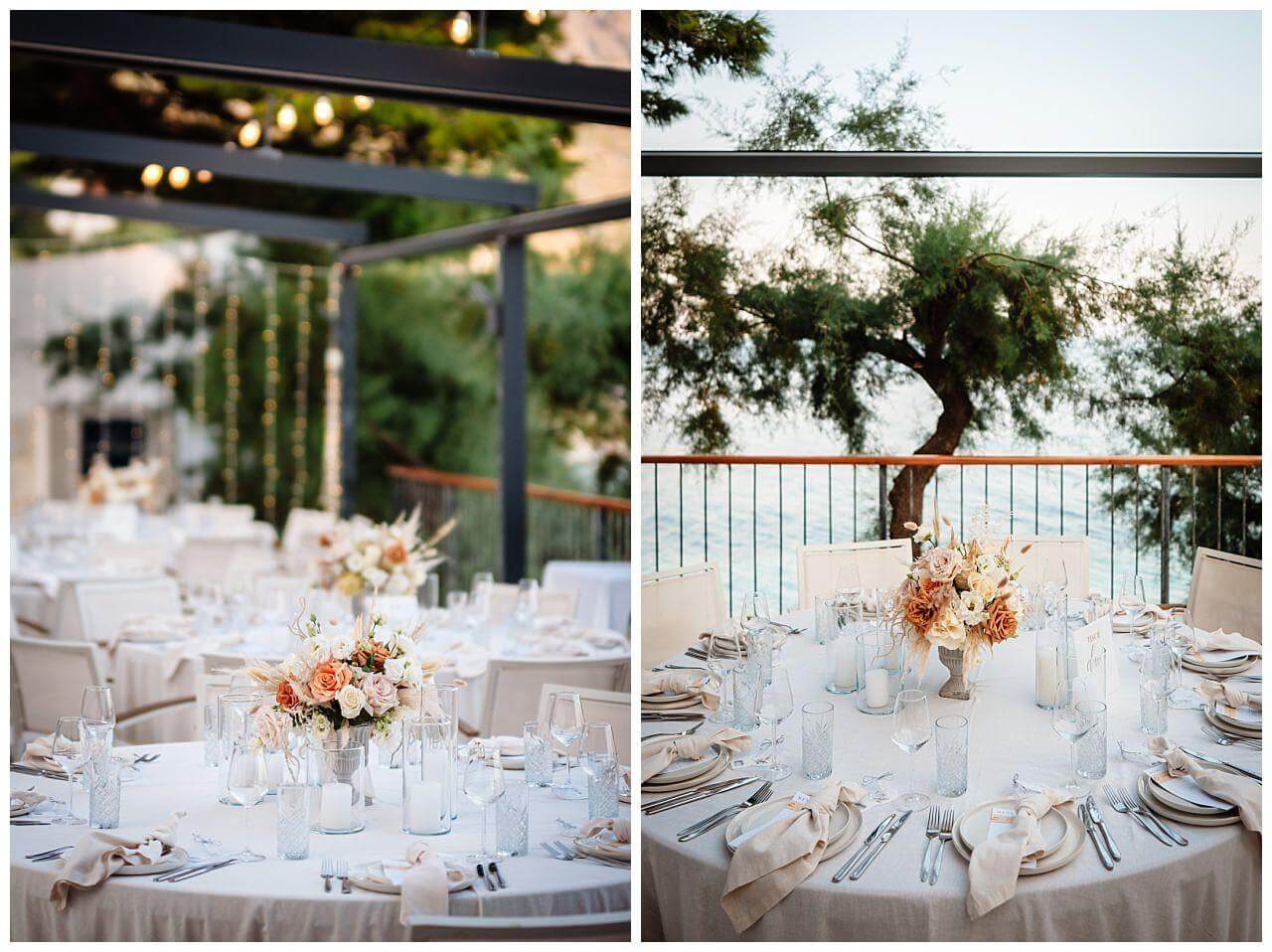 Tischdekoration für Hochzeit in weiß mit einem Blumenstrauß in orange weiß bei einer Hochzeit in Kroatien