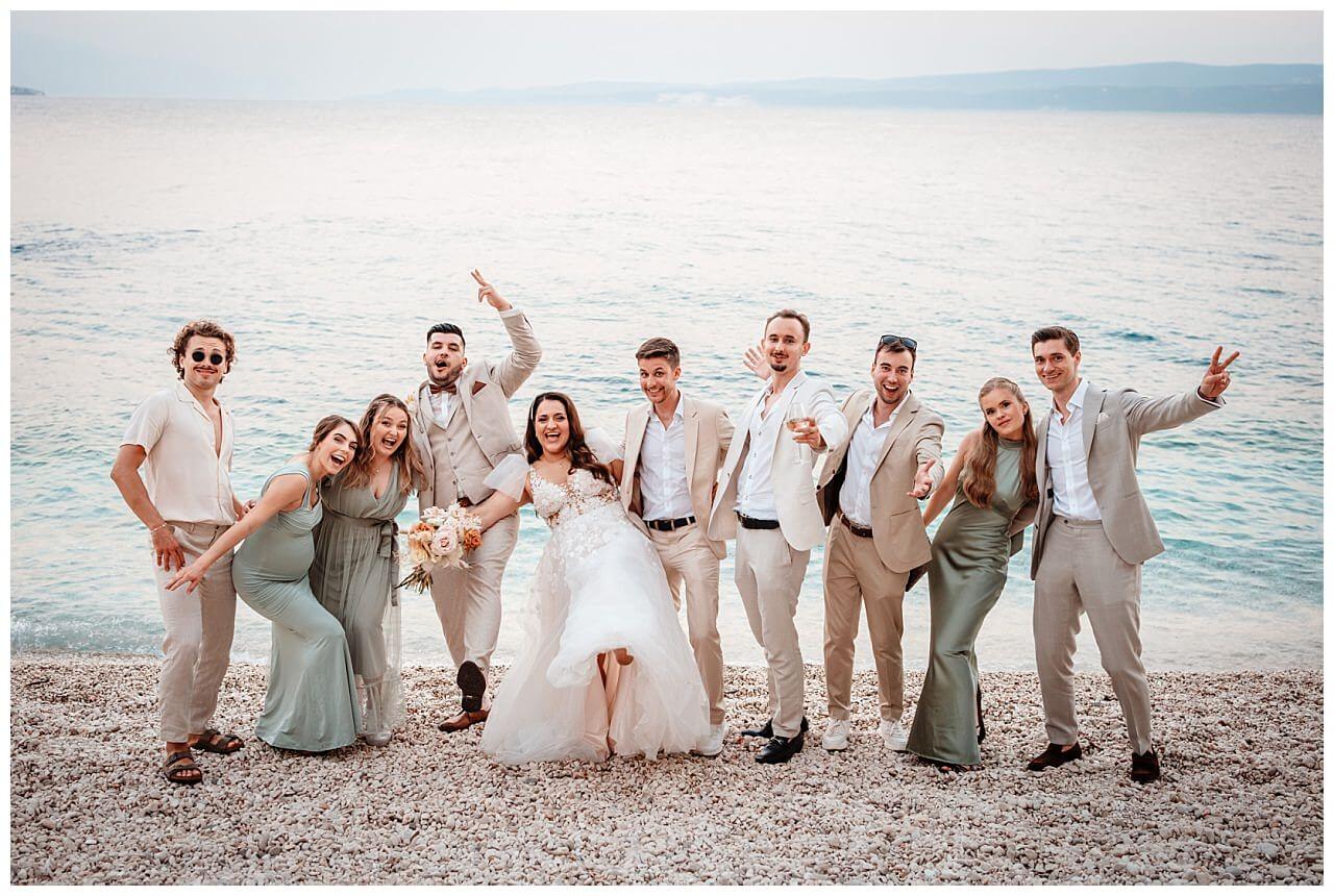 Brautpaar und Gäste bei einer Hochzeit am Meer in Kroatien