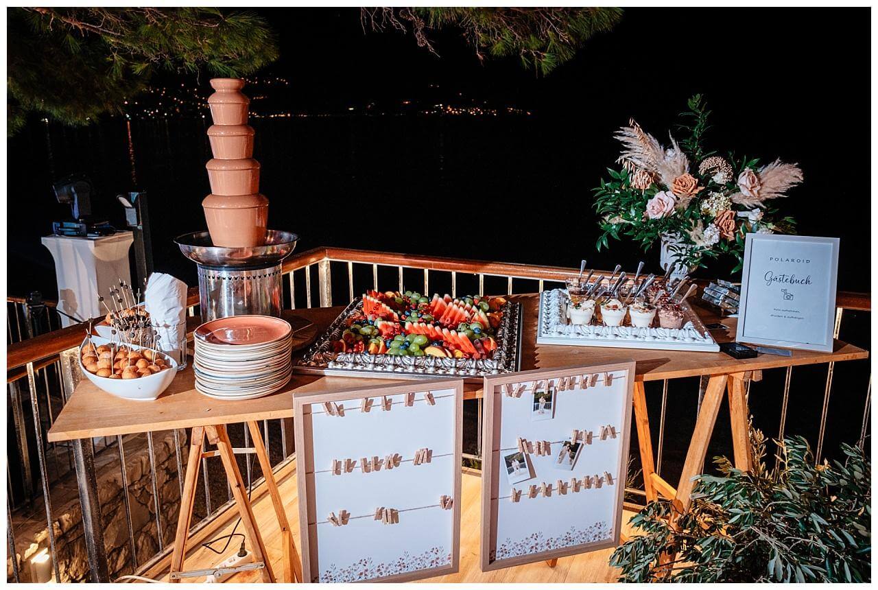 Schokoladen Brunnen am Abend bei einer Hochzeit am Meer in Kroatien