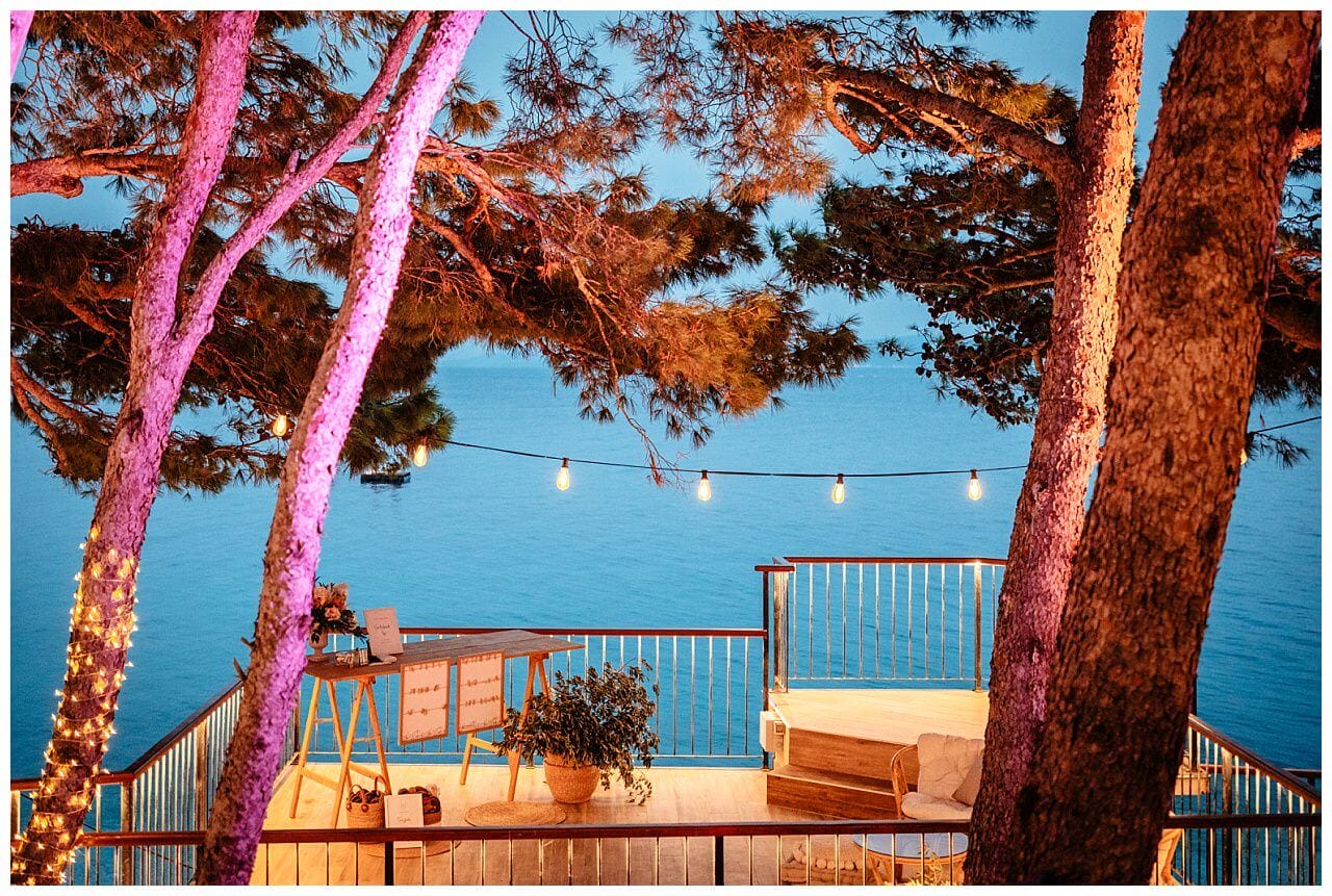 Terrassse mit Sitz lounge mit dem Blick aufs Meer am Abend bei einer Hochzeit in Kroatien