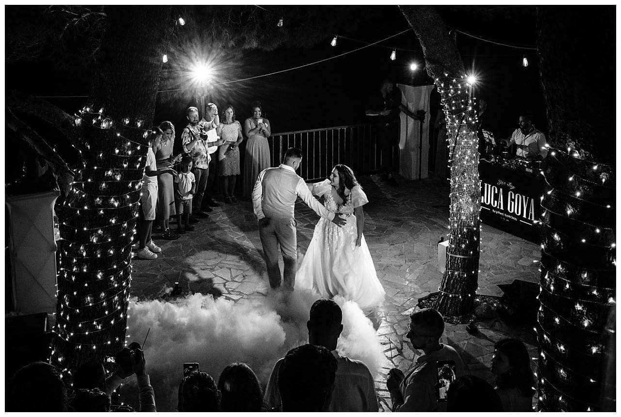 after wedding party mit Nebelmaschine und Lichterketten schwarz weiß bei einer Hochzeit am Meer im Kroatien