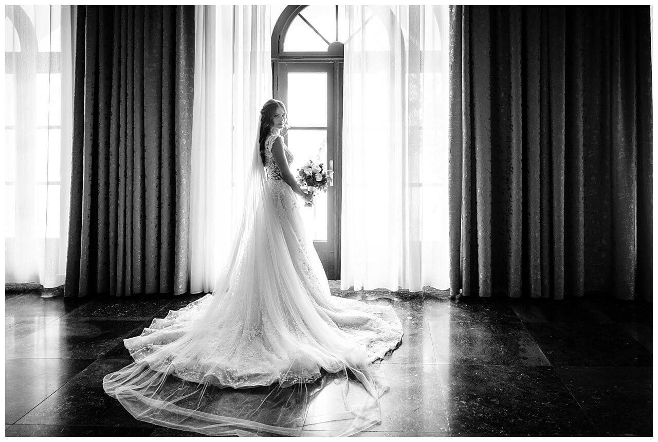 Braut mit Brautstrauß vor Fenster bei Ihrer Hochzeit in Split Kroatien