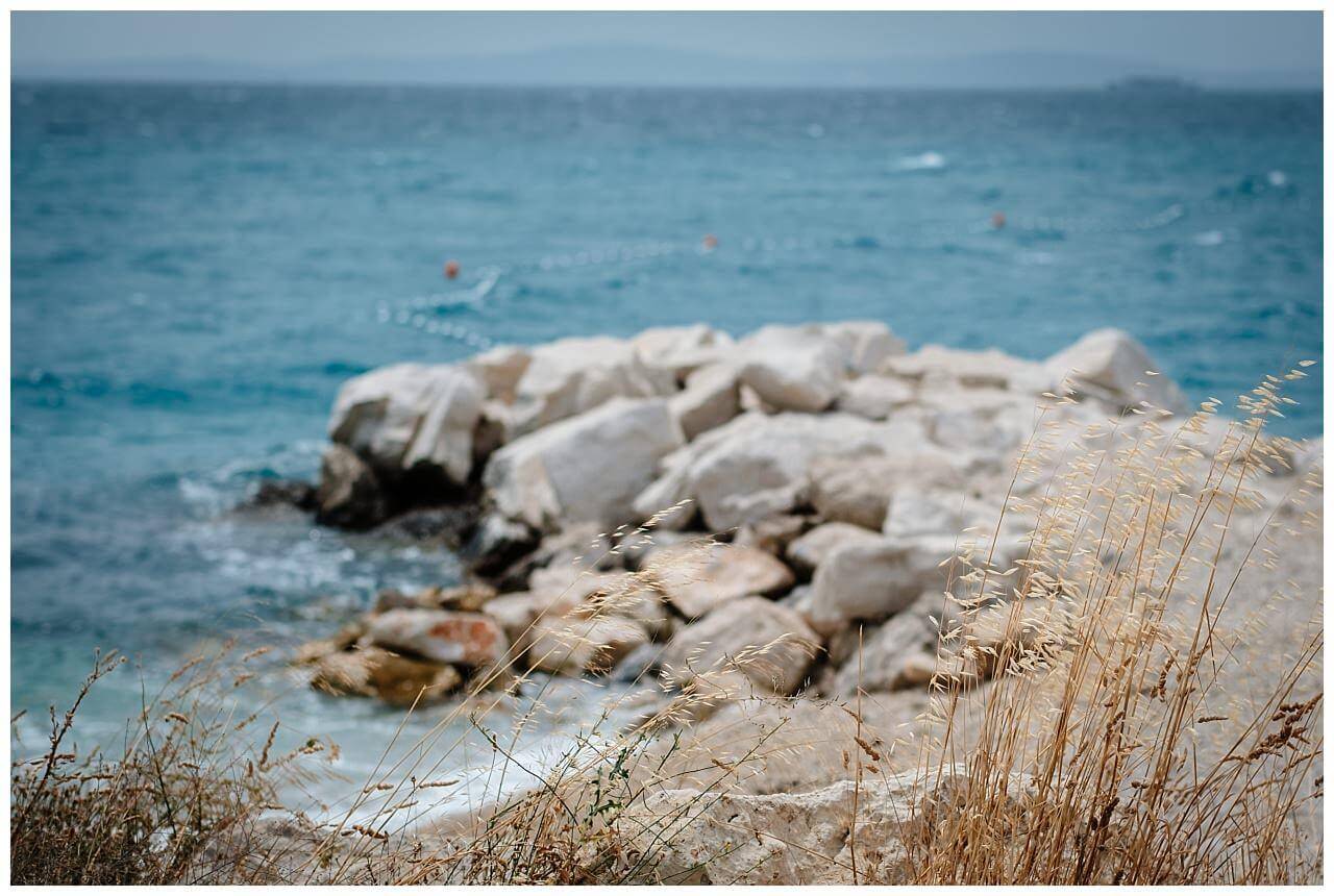 Steine am blauen Meer bei einer Hochzeit in Split in Kroatien