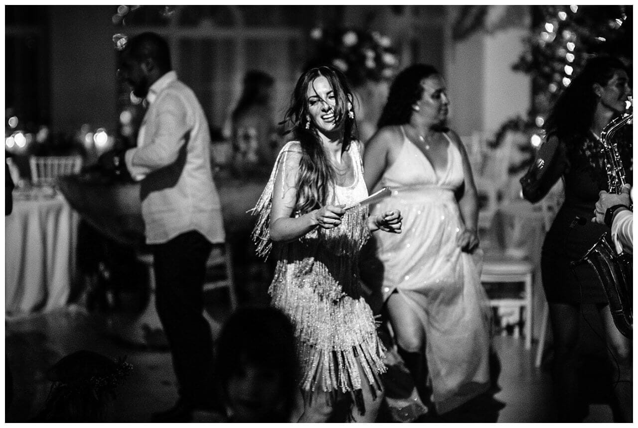 after wedding party mit live Saxofon Spieler schwarz weiß bei einer Hochzeit in Split Kroatien