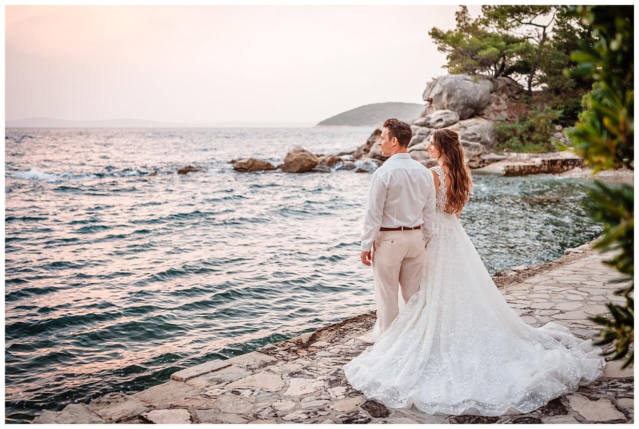 Brautpaar mit Blick aufs Meer bei ihrer Hochzeit in Split Kroatien