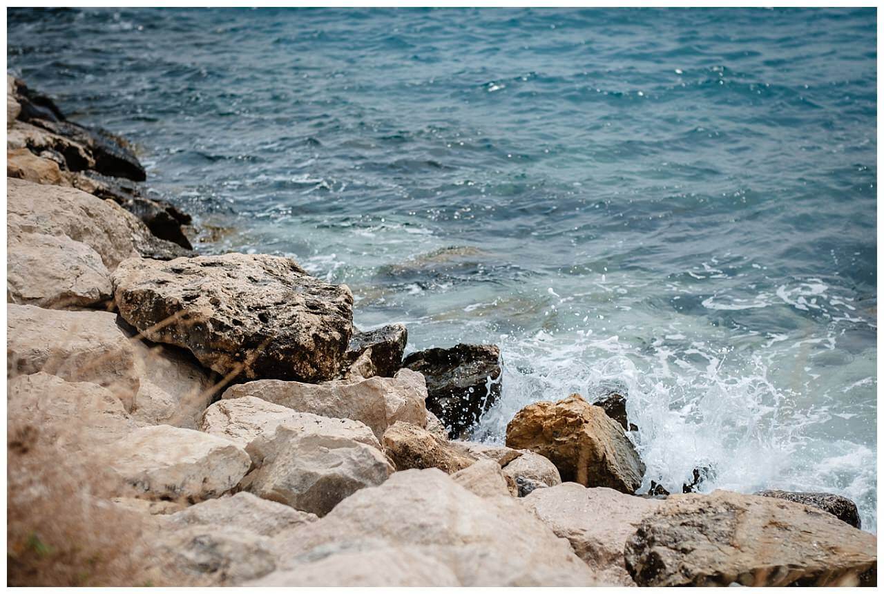 Steine am blauen Meer bei einer Hochzeit in Split in Kroatien