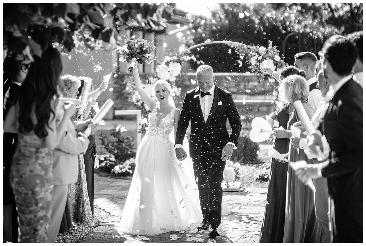 Brautpaar nach freier Trauung schwarz weiß bei ihrer Hochzeit in Istrien Kroatien