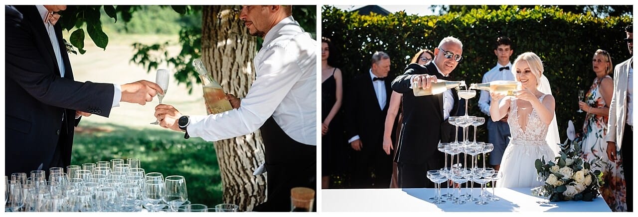 Brautpaar beim einschütten in einen Brunnen aus Gläsern Champagner bei ihrer Hochzeit in Istrien Kroatien