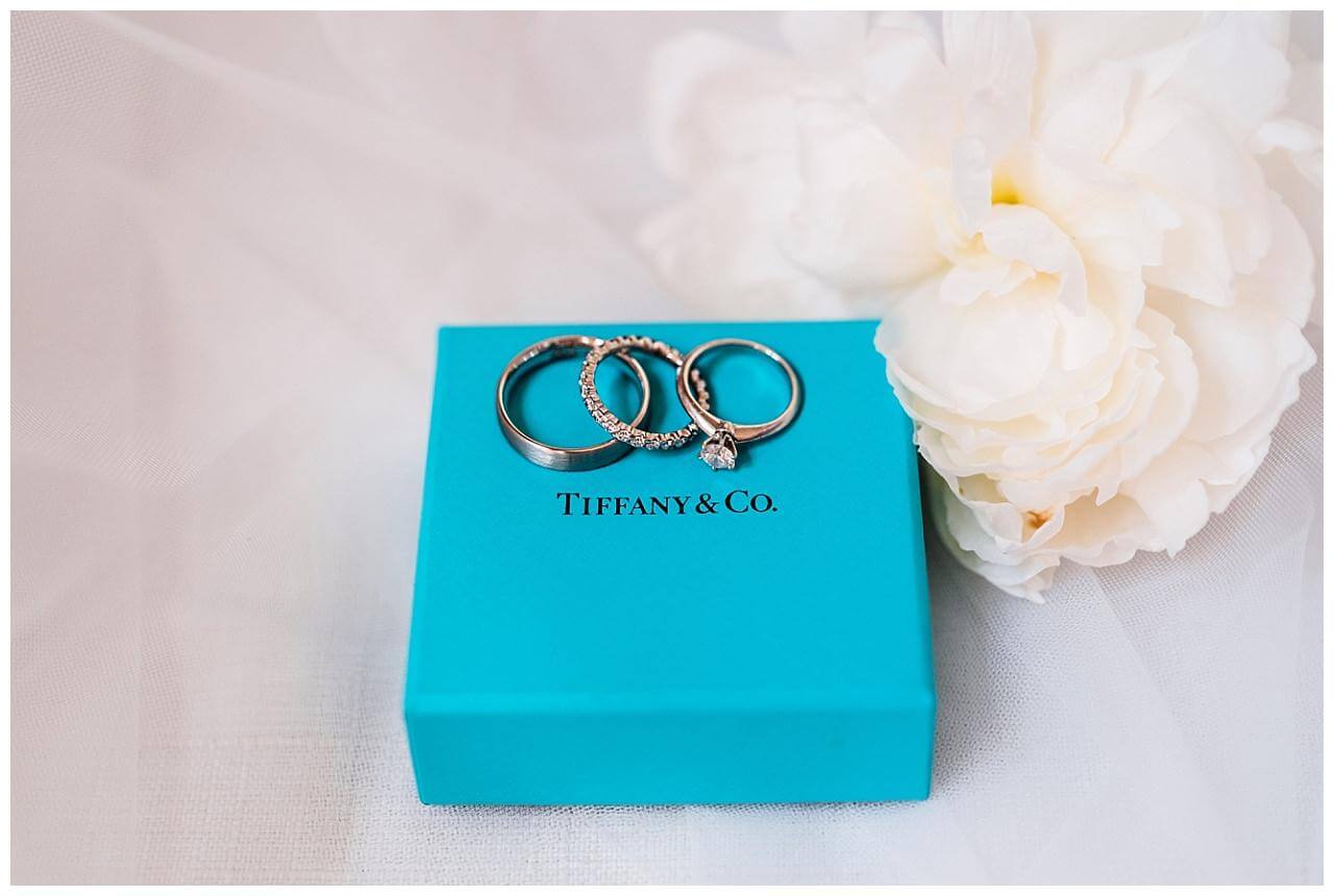 Eheringe auf Blauer Ring box mit weißer Blume für eine Hochzeit in einer Finka in Istrien Kroatien