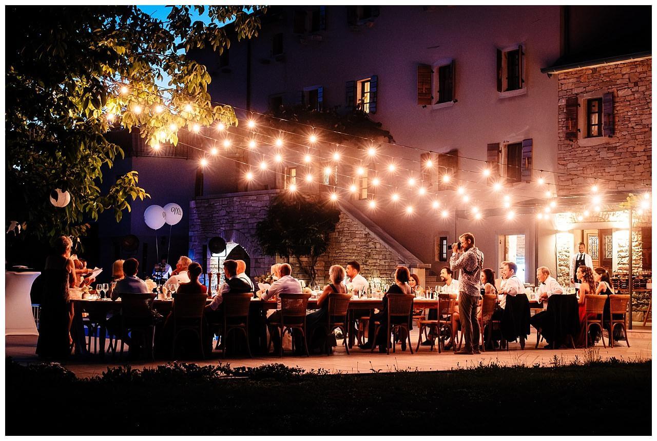 Hochzeits Essen am Abend beim Pool mit Lichterketten bei einer Finka in Istrien Kroatien