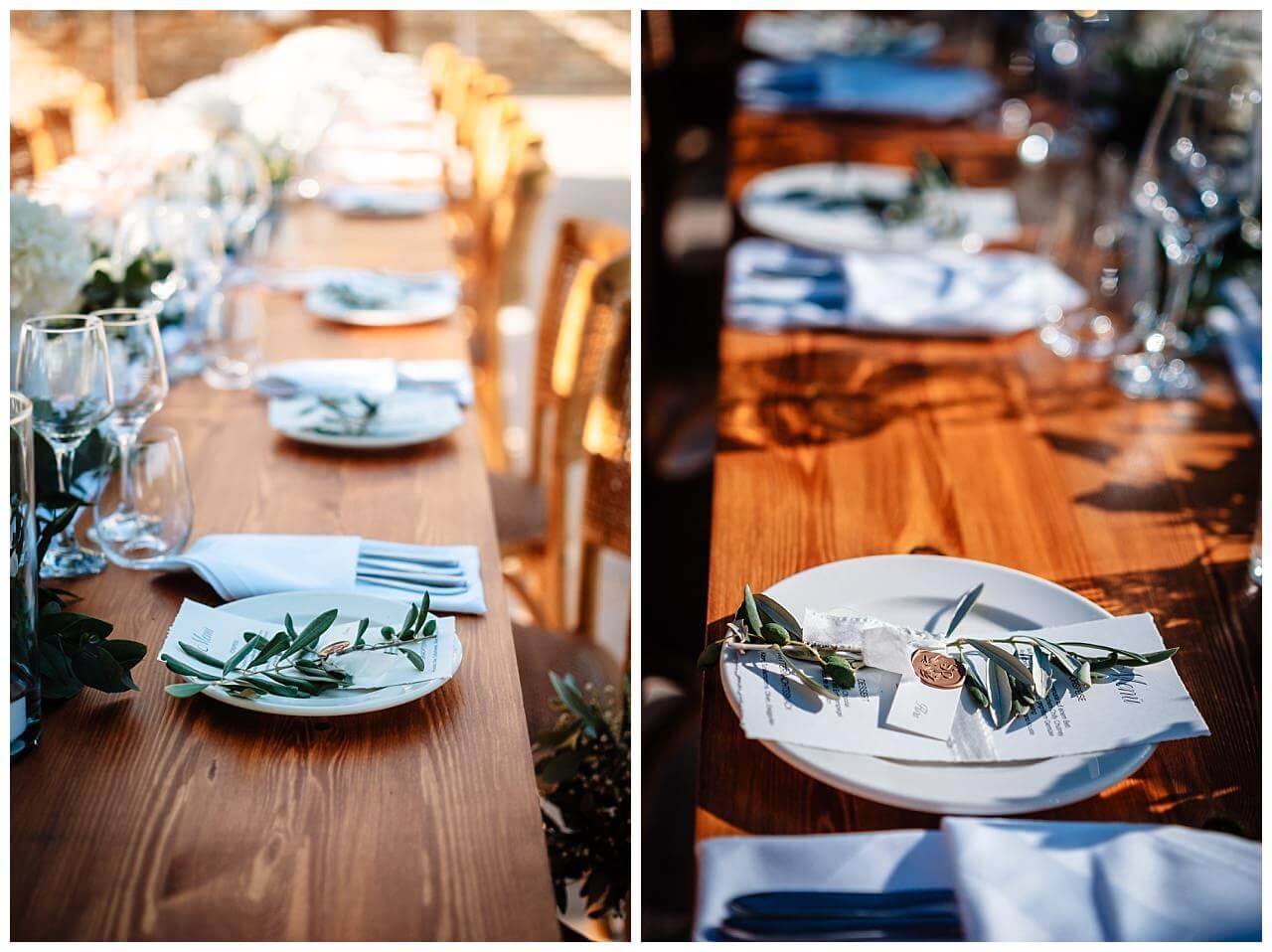Tischdekoration in weiß und dunkelgrünen Blättern auf einen Dunkel braunen Tisch bei einer Hochzeit in einer Finka in Istrien Kroatien