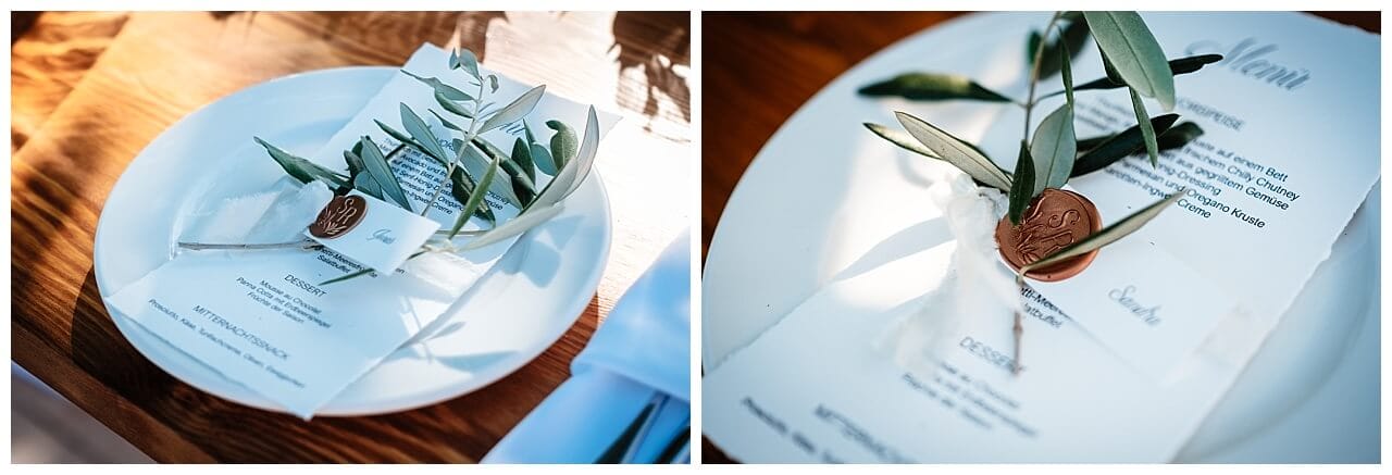 Teller mit Menü karte in schwarz weiß mit Blätter Dekoration und Siegel in der Farbe Bronze bei einer Hochzeit in einer Finka in Istrien Kroatien