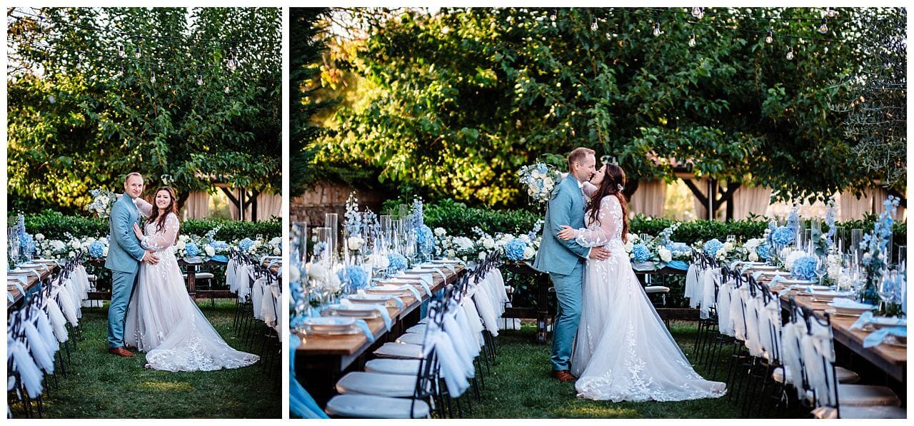 Brautpaar in weiß blau vor Hochzeits Tischen mit weiß blauer Dekoration