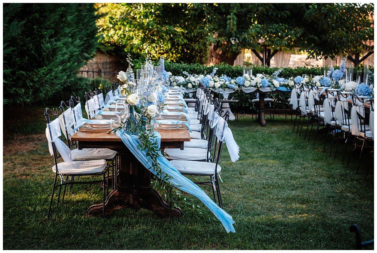 Tischdekoration für eine Hochzeit in blau und mit goldenen Aktzenten bei einer Hochzeit in einer privaten Finka in Kroatien