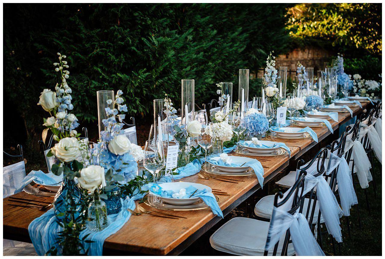 Tischdekoration für eine Hochzeit in blau und mit goldenen Aktzenten bei einer Hochzeit in einer privaten Finka in Kroatien