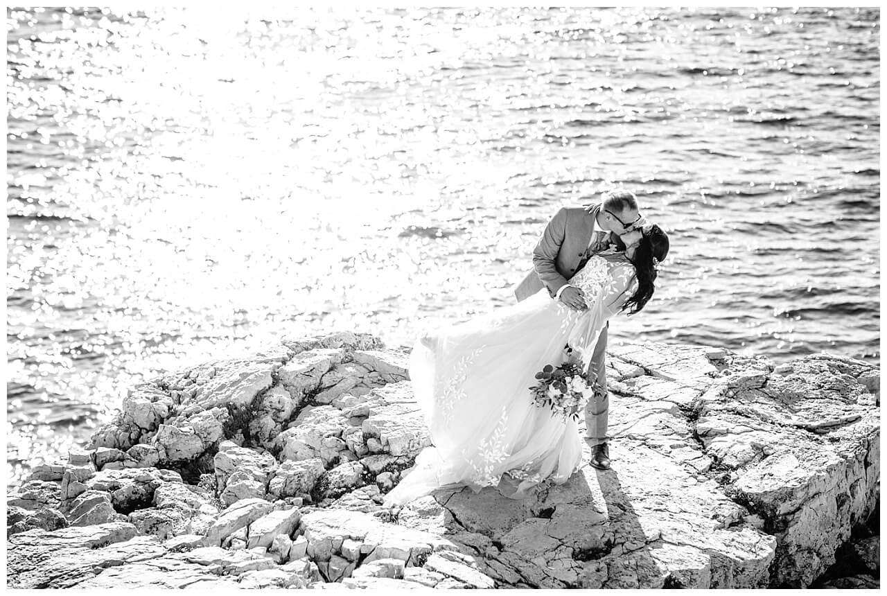 Brautpaar an Steinküste schwarz weiß bei ihrer Hochzeit in einer privaten Finka in Kroatien