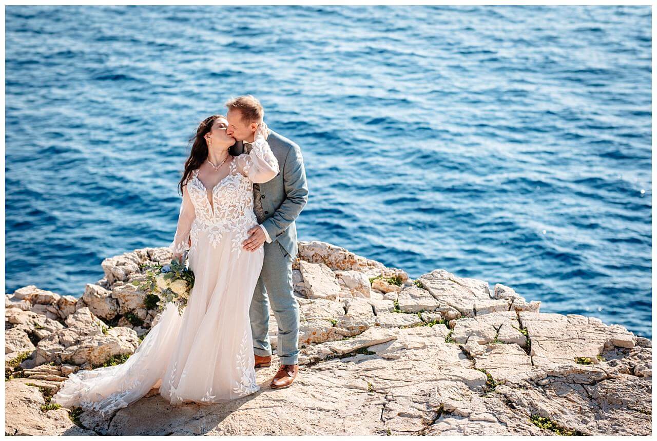 Brautpaar an Steinküste bei ihrer Hochzeit in einer privaten Finka in Kroatien