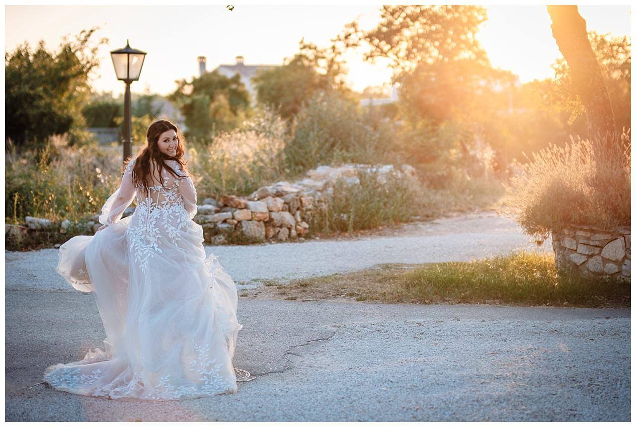 Braut im Sonnenuntergang auf Steinweg bei ihrer Hochzeit in einer privaten Finka in Kroatien