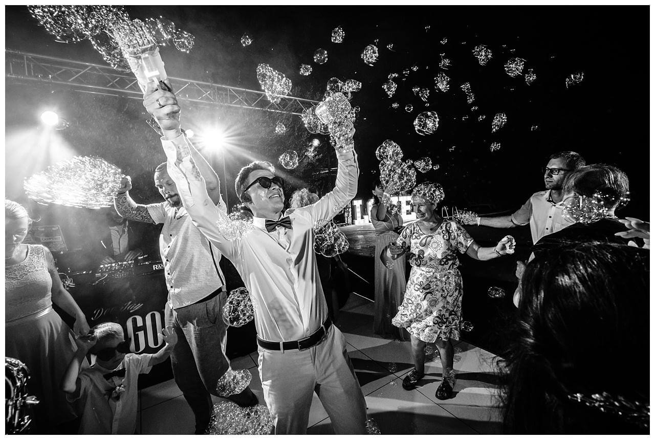 after wedding party mit Seifenblasen Maschine bei einer Hochzeit in einer privaten Finka in Kroatien