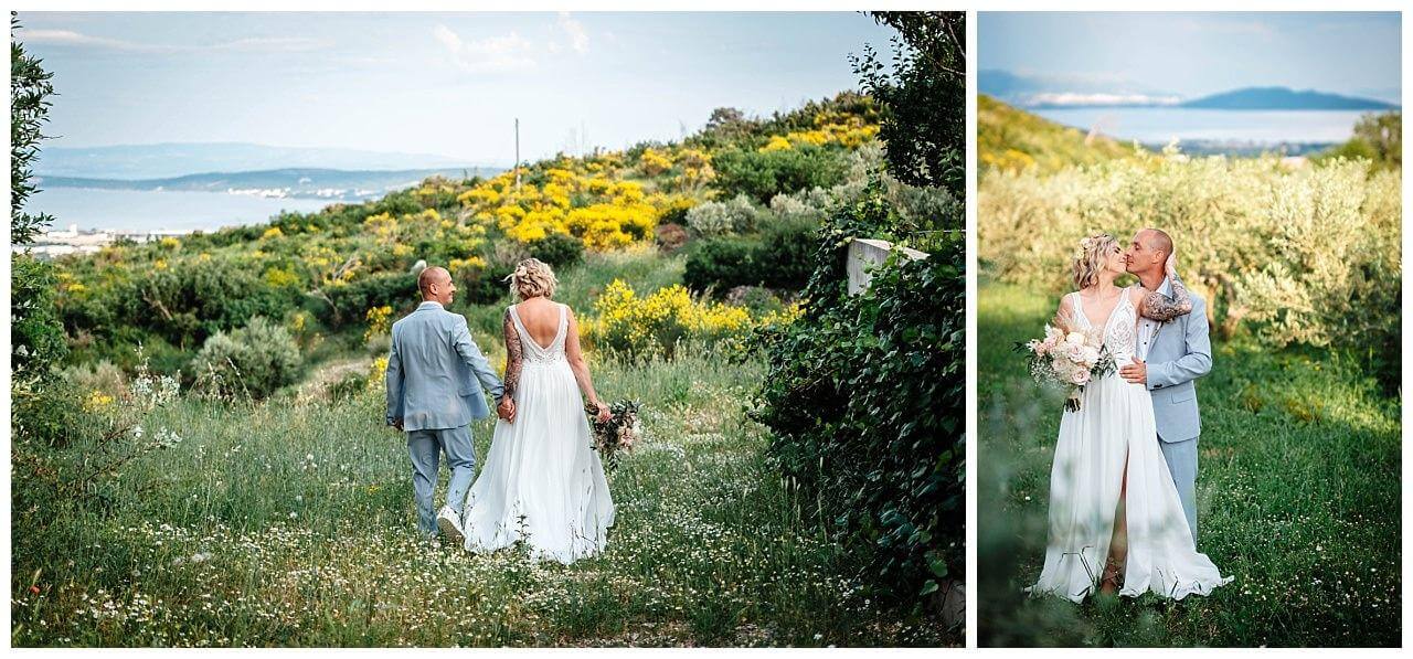 Brautpaar auf einem Berg im Blumenfelde in bei einer Hochzeit in einer privaten Villa in Istrien Kroatien