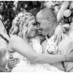in die Augen schauendes Brautpaar schwarz weiß bei einer Hochzeit in Istrien Kroatien