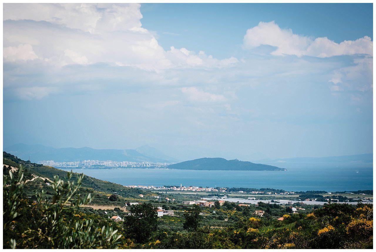 Sicht von Berg aus Istrien mit blick auf Stadt und mehr in Kroatien