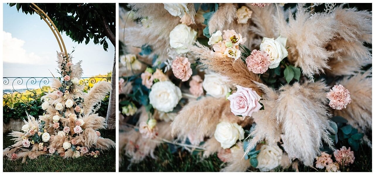 Traubogen aus Holz mit Blumenschmuck in beige und blassen rosa mit Federn bei einer Hochzeit in Istrien Kroatien