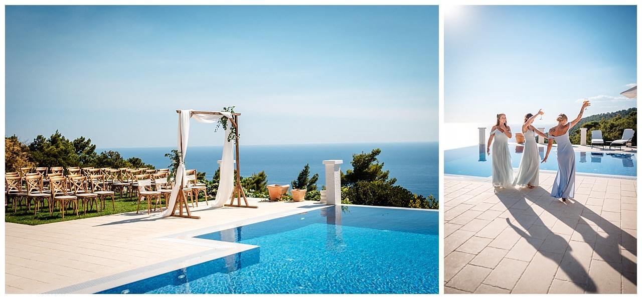 Traubogen aus Holz mit weißem Stoff und weißen Rosen am Pool mit dem Blick aufs Meer und Brautjungfern am Pool bei einer Hochzeit in einer privaten Villa in Kroatien