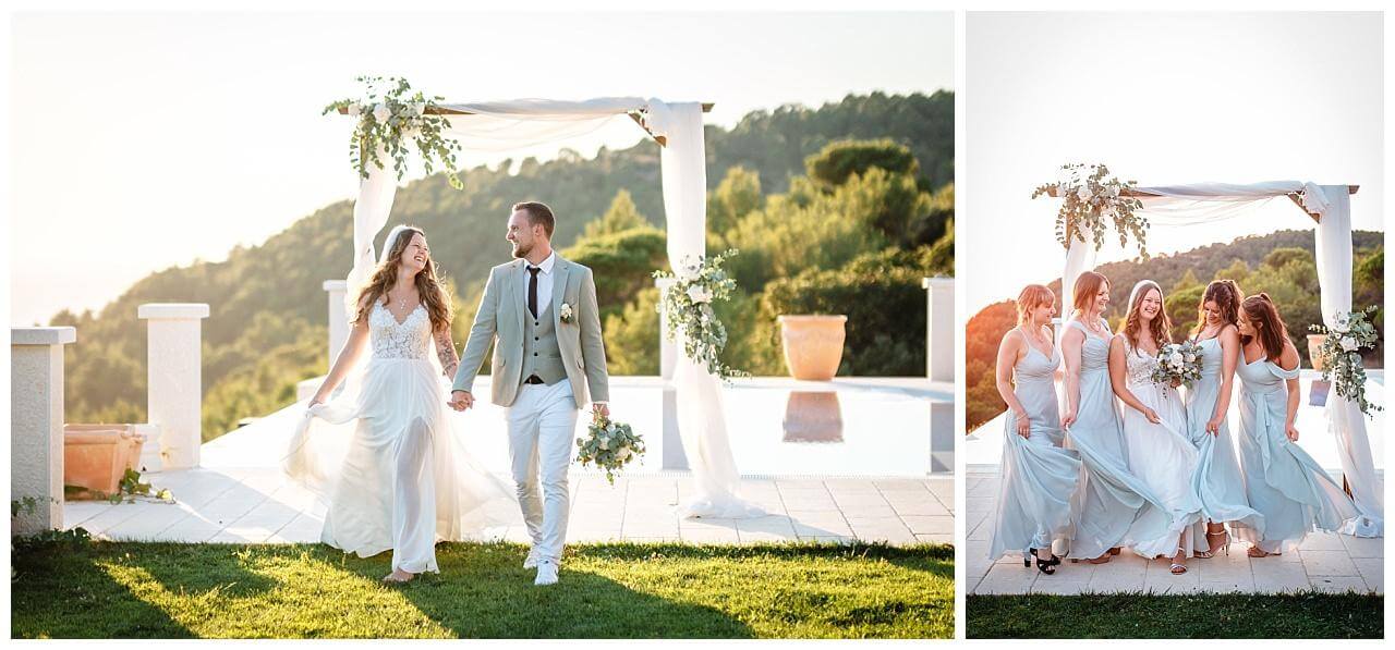 Brautpaar und Braut mit Brautjungfern vor Traubogen aus Holz mit weißen Stoff und weißen Rosen bei ihrer Hochzeit in einer privaten Villa in Kroatien