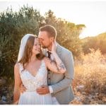 Brautpaar bei Sonnenuntergang auf eine Feld bei ihrer Hochzeit in einer privaten Villa in Kroatien