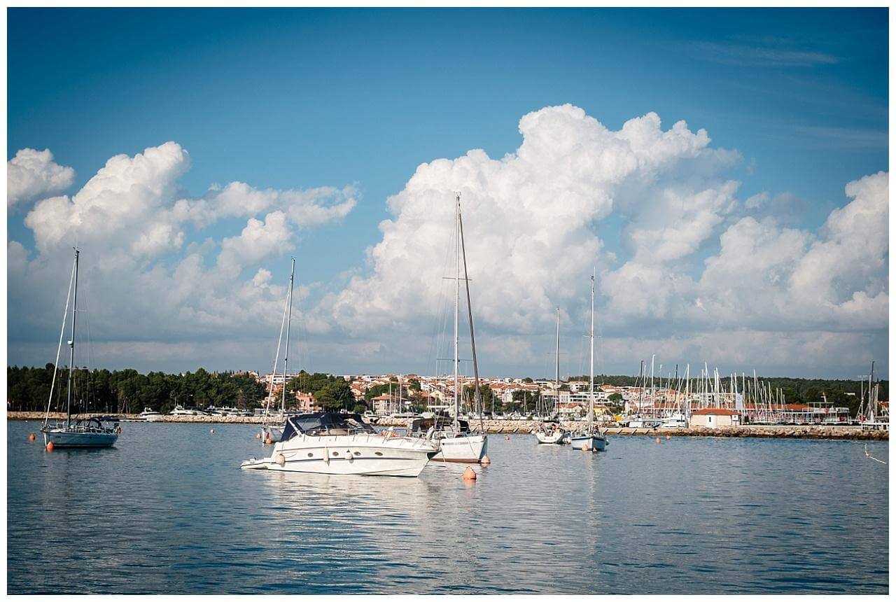 Boote am Meer bei einer Hochzeit in Kroatien