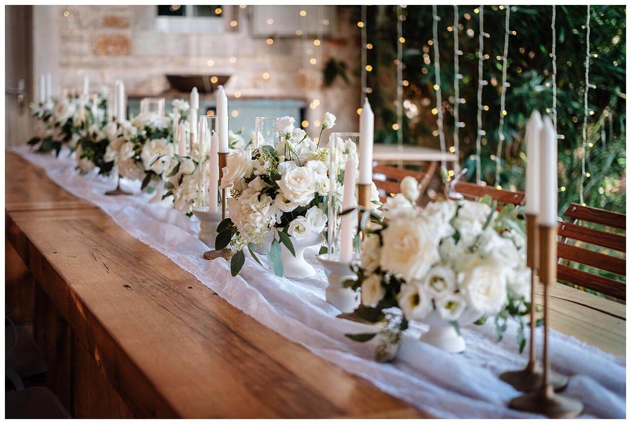 Tischdekoration für Hochzeiten in weiß mit weißem Blumenstrauß bei einer Hochzeit am Meer in Kroatien