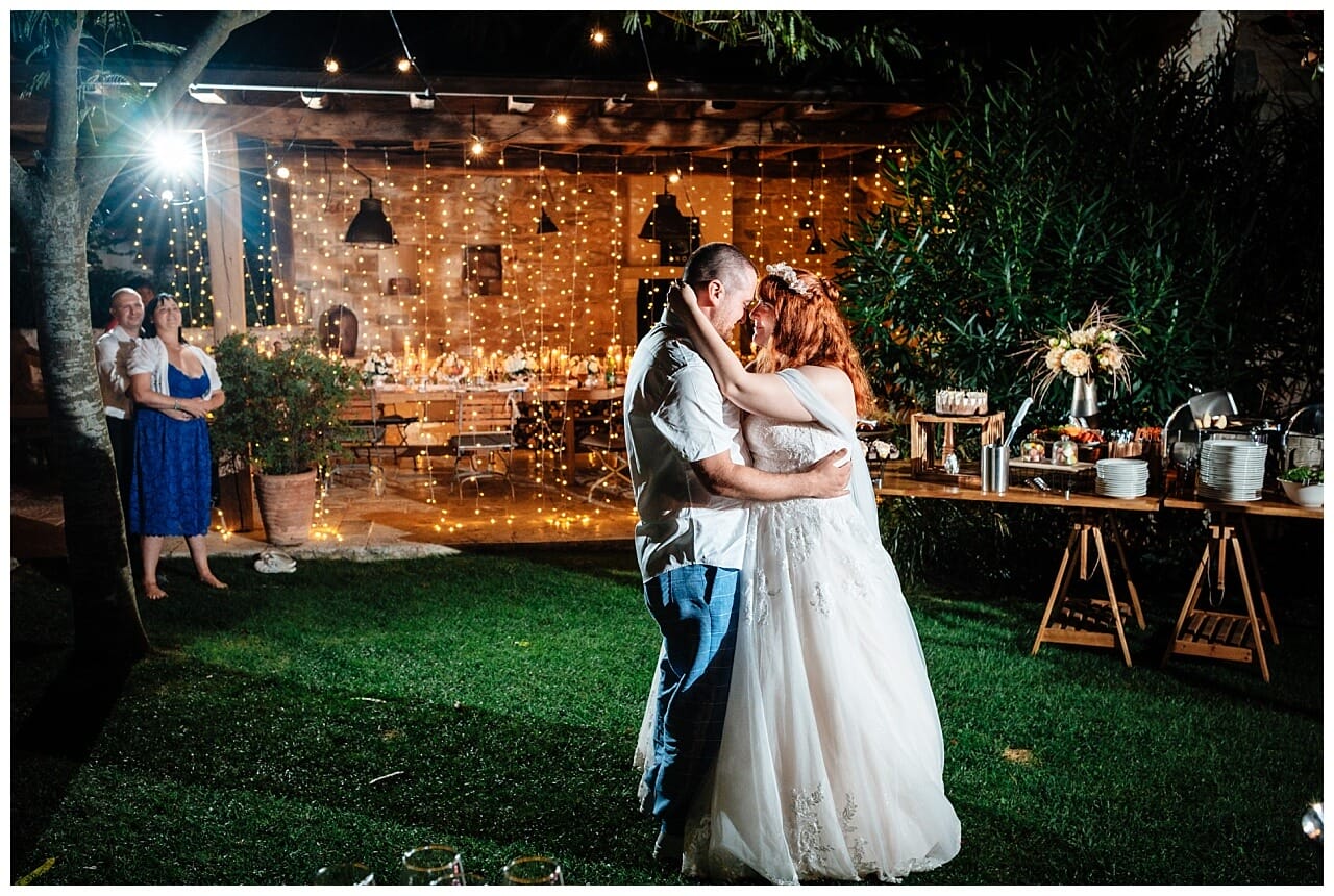 Brautpaar am Tanzen im Garten bei ihrer Hochzeit in Kroatien