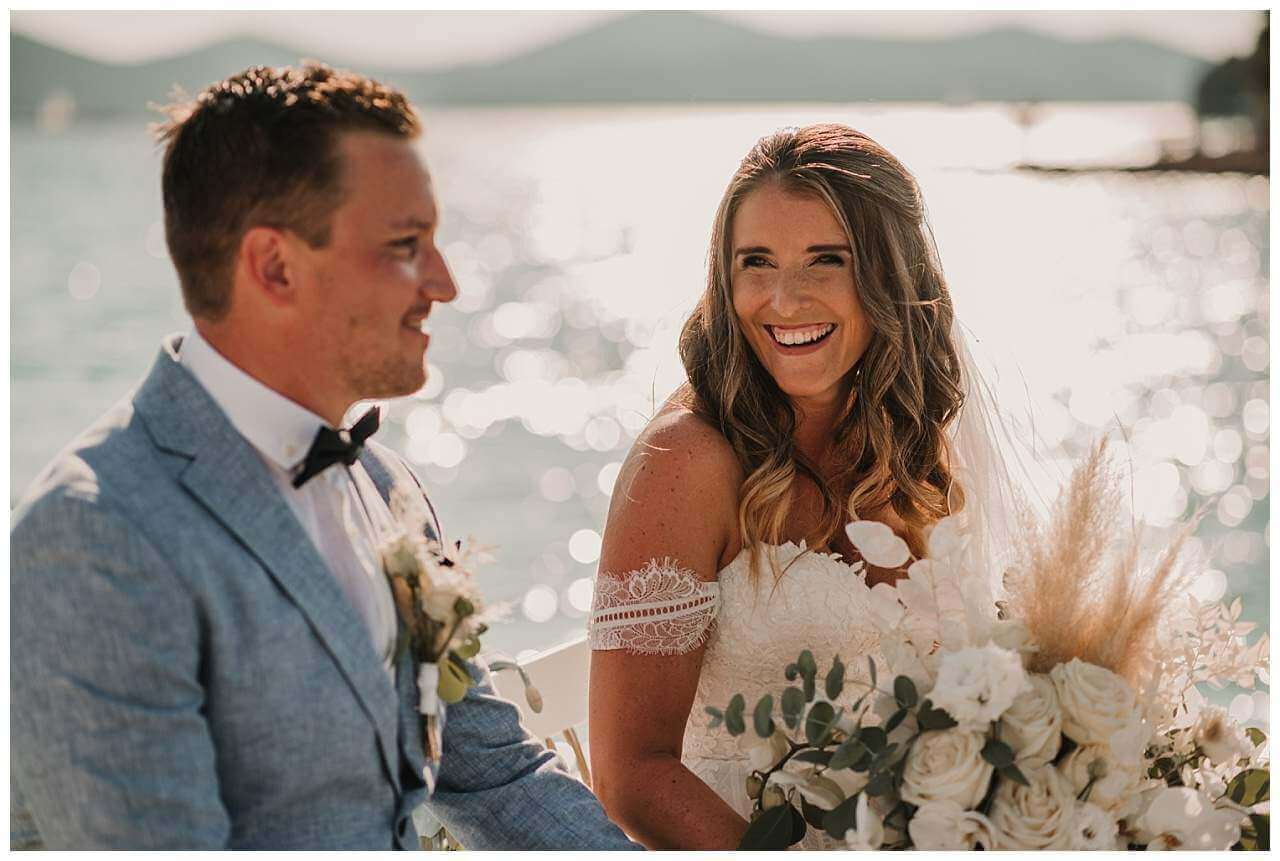 Brautpaar bei Hochzeit in Kroatien am Yachthafen
