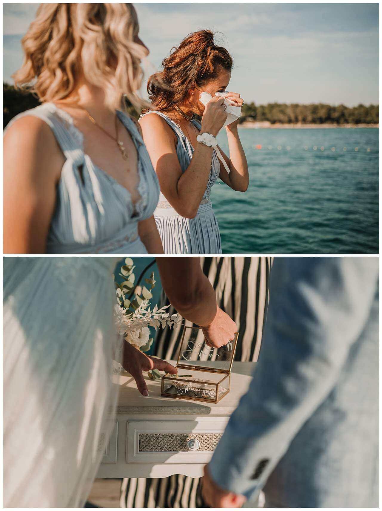 Gast mit Freudentränen und Ringschatulle bei Hochzeit am Yachthafen in Kroatien