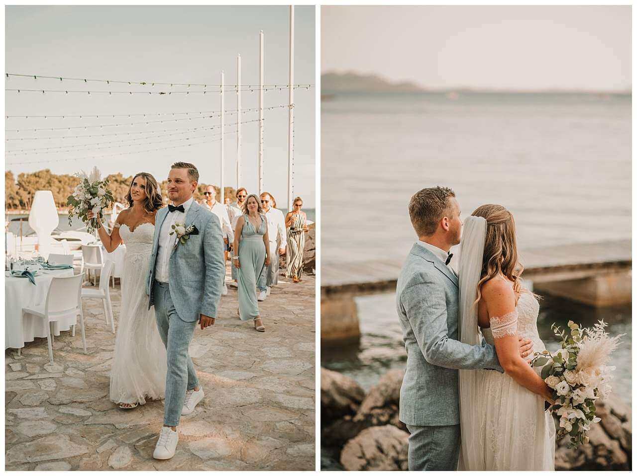 Brautpaar schaut auf Meer bei Hochzeit am Yachthafen in Kroatien