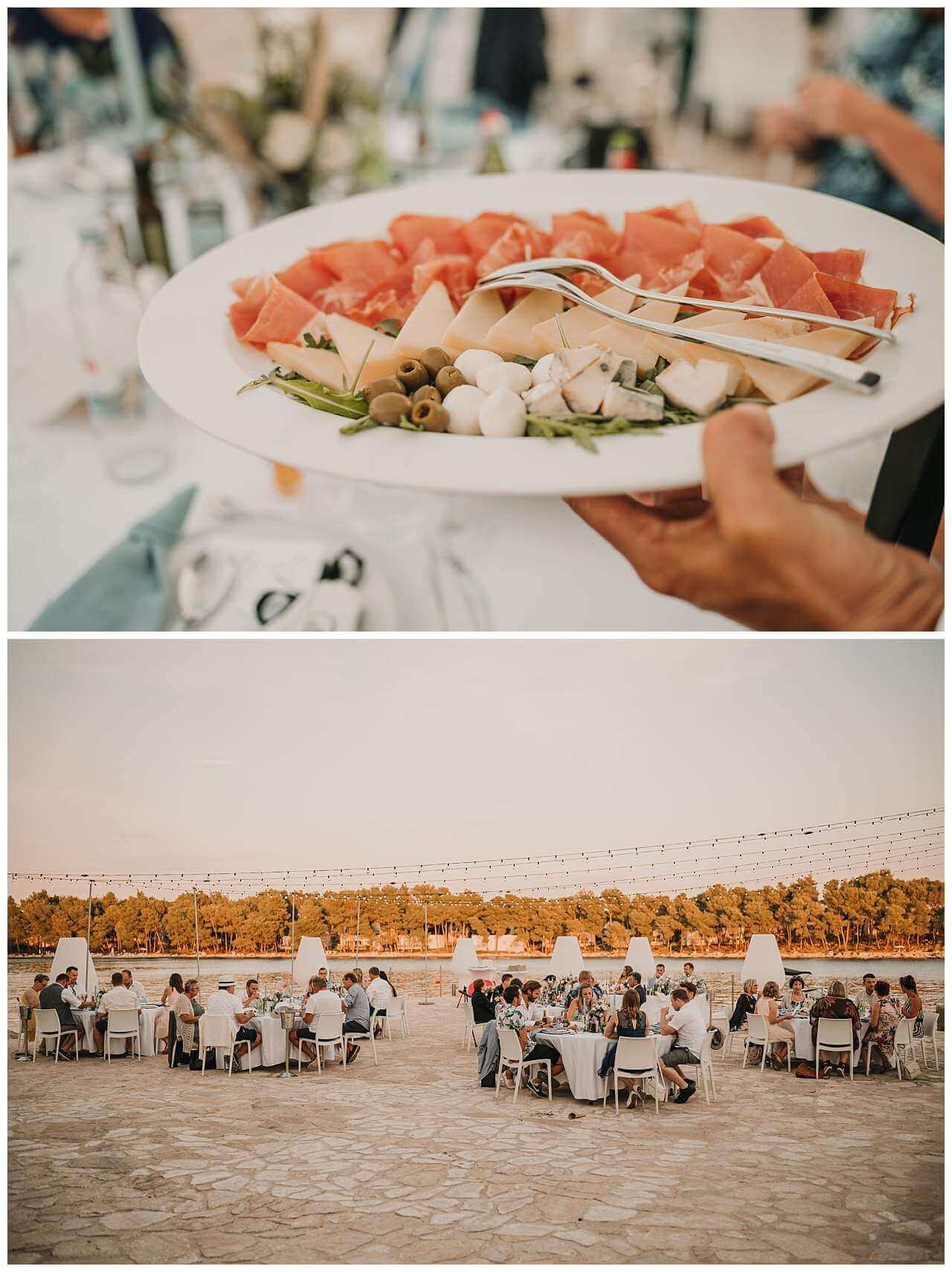 Hochzeitsessen und Hochzeitsgesellschaft bei Hochzeit am Yachthafen in Kroatien