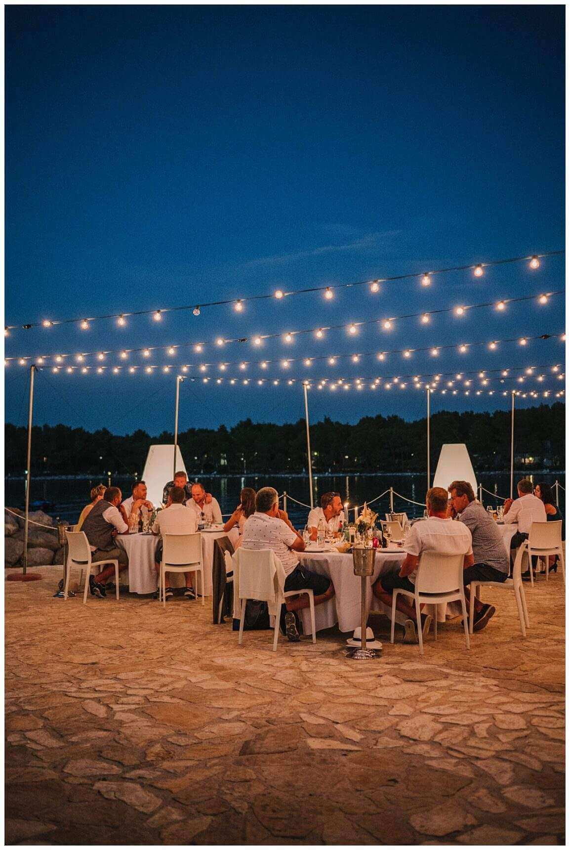 Lichterketten bei Dinner bei Hochzeit am Yachthafen in Kroatien